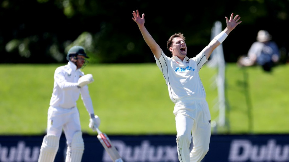 New Zealand ahead after Henry's seven destroys South Africa
