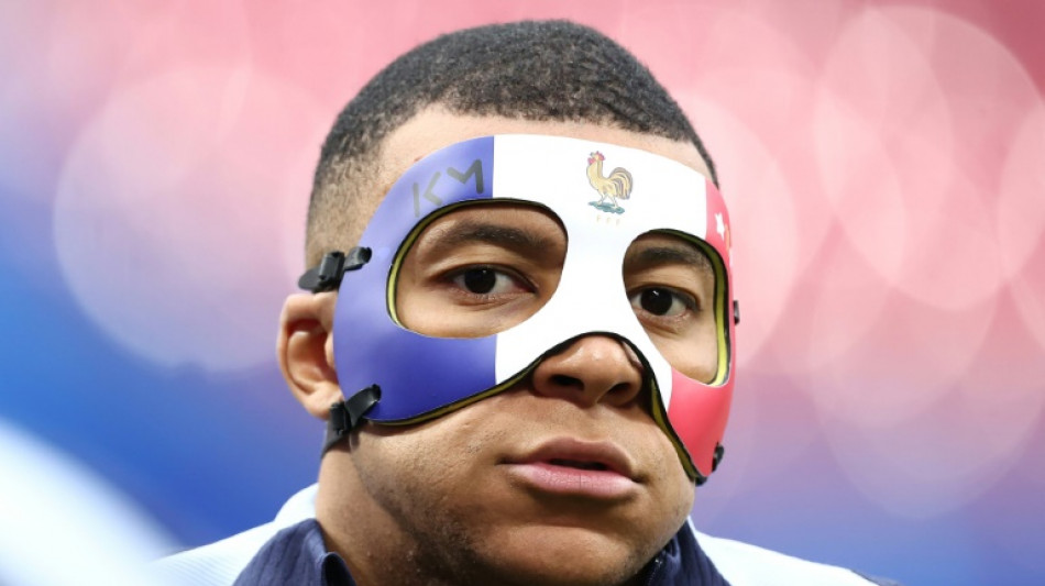 Mbappé já treina com máscara após fraturar nariz