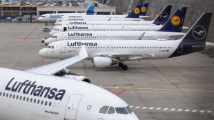 ++ Lufthansa dimezza utili trimestre, vara ristrutturazione ++