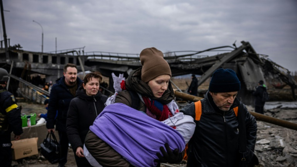 Rusia promete abrir "corredores humanitarios" en Ucrania pero el miedo persiste