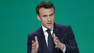 Présidentielle: Macron défend son projet, Pécresse s'en démarque