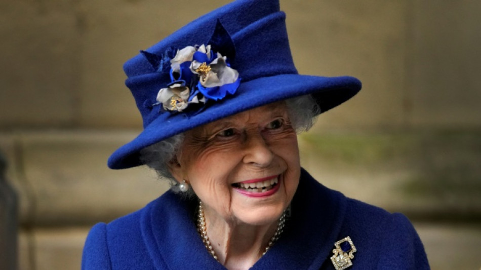 Souffrant de symptômes "légers" du Covid-19, Elizabeth II annule des engagements