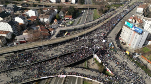 Tausende serbische Studenten blockieren wichtigen Verkehrsknotenpunkt in Belgrad