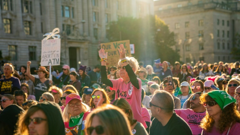 Miles de mujeres marchan en Washington en apoyo al derecho al aborto y a Harris