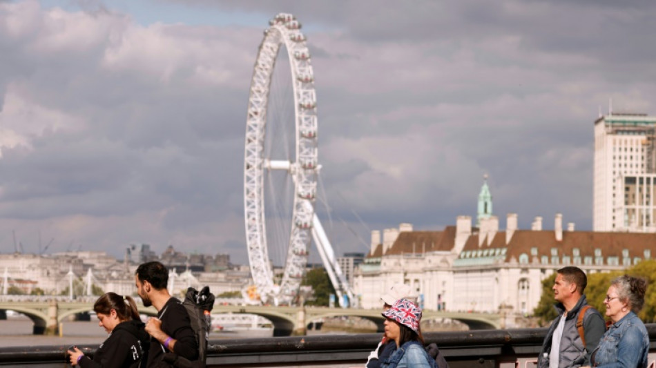 Turistas de medio mundo encandilados con el adiós a Isabel II