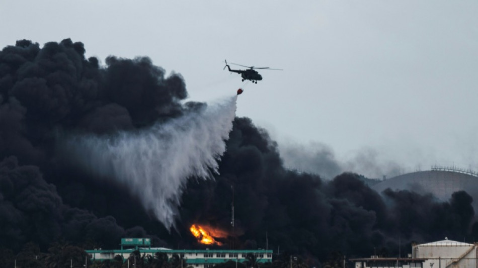 Bomberos avanzan para sofocar incendio de cuatro tanques petroleros en Cuba