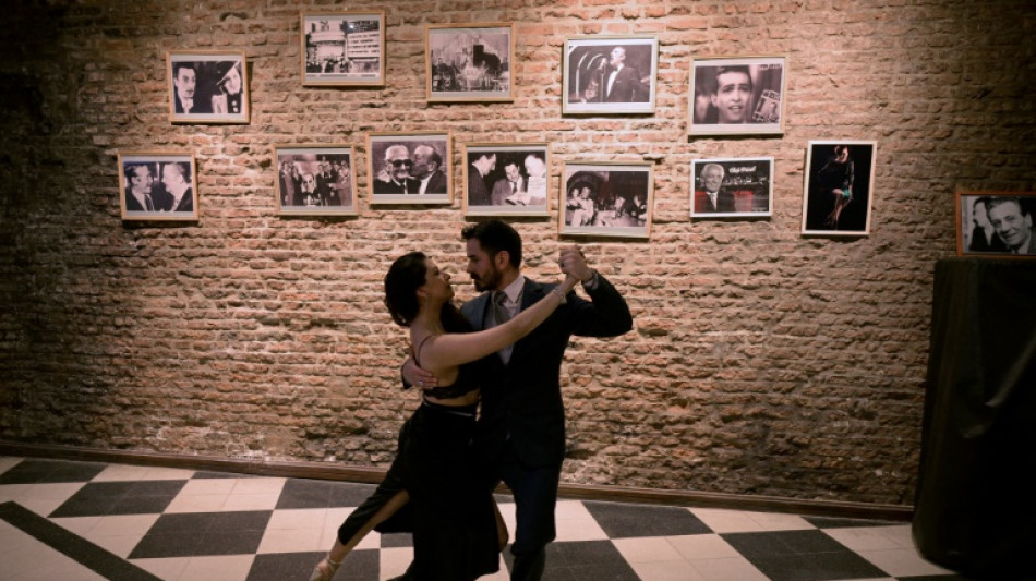 Os 'taxi dancers' de Buenos Aires são um salvo-conduto para novatos no tango