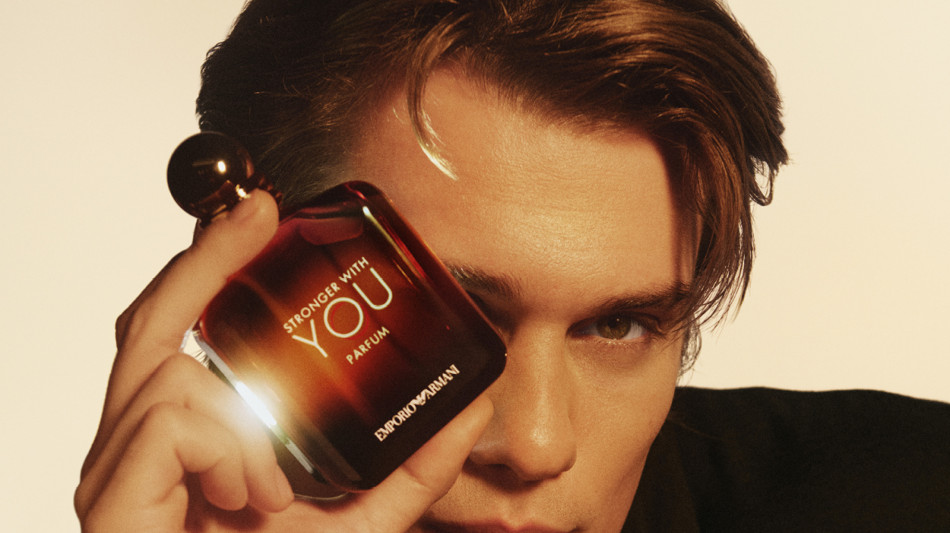 Nicholas Galitzine volto del nuovo profumo di Emporio Armani