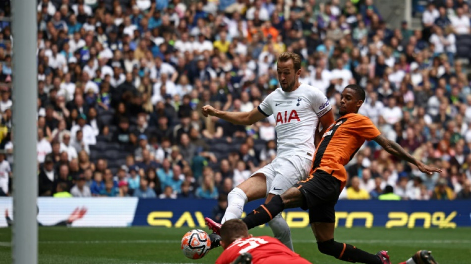 Kane marca quatro gols em amistoso em meio a rumores sobre sua saída do Tottenham