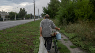 Subidos en sus bicicletas, los mayores en Ucrania se niegan a ceder al caos