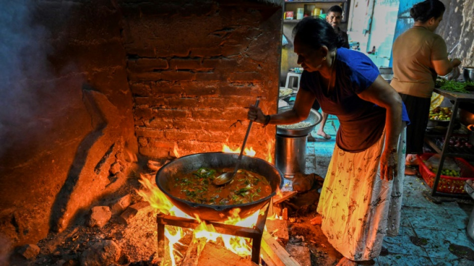 Les Sri Lankais reviennent au feu de bois alors que l'économie part en fumée