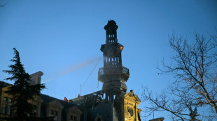 Incêndio destrói torre do sino de prefeitura de distrito de Paris