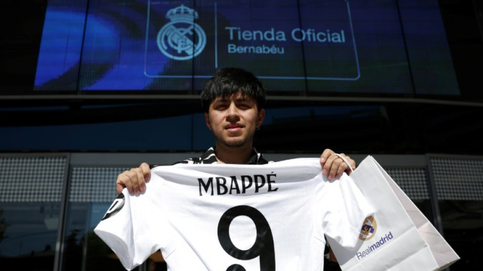 "Après tant d'années, il est enfin là!": à Madrid, les fans peuvent s'offrir le maillot officiel de Mbappé