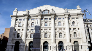 Borsa: Milano piatta (+0,02%%), giù Stellantis e Campari