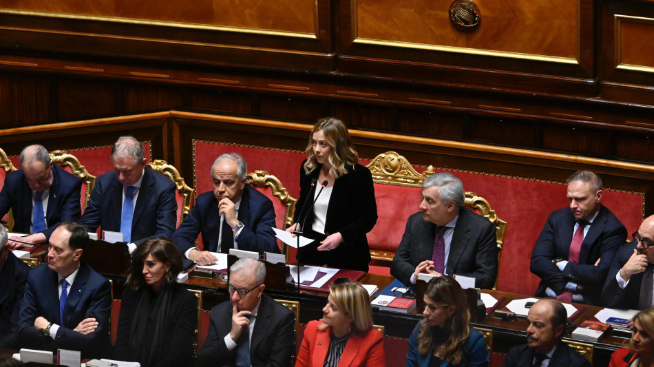 Studente in Aula fa il gesto della pistola contro Meloni