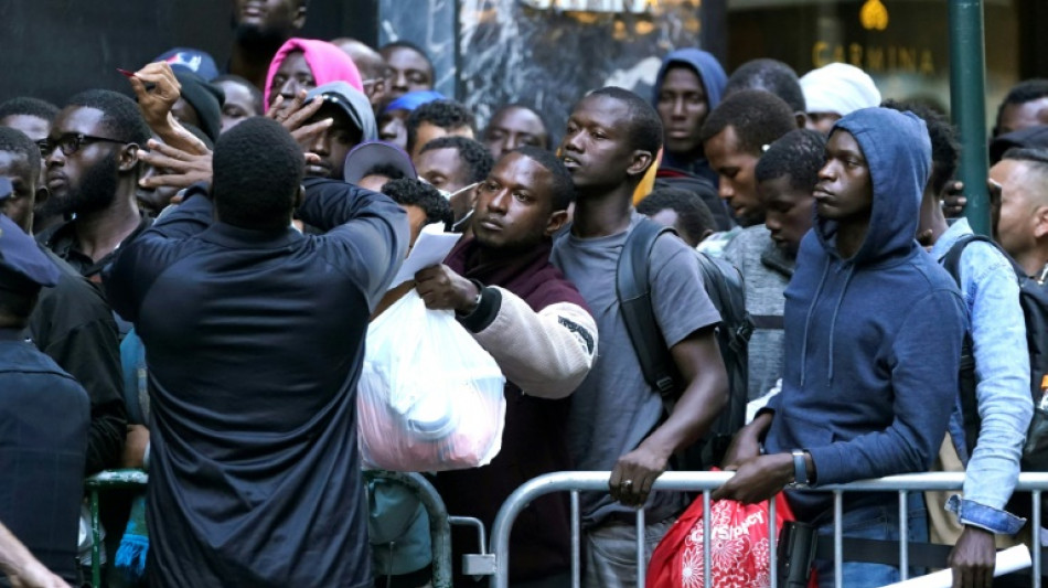 Centenas de imigrantes dormem na rua à espera de alojamento em Nova York