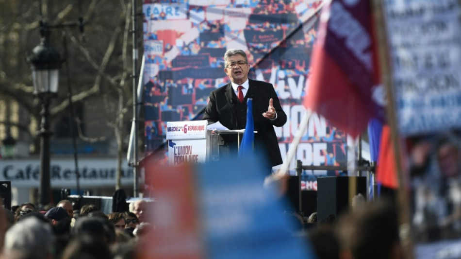 Présidentielle: Mélenchon propose au "peuple de se refonder" dans la VIe République