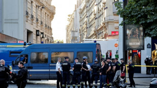 Un policía fue atacado con un cuchillo en París, sin indicios de una "motivación terrorista"