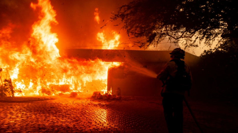 Incendio forestal arde sin control cerca de Los Ángeles avivado por el viento