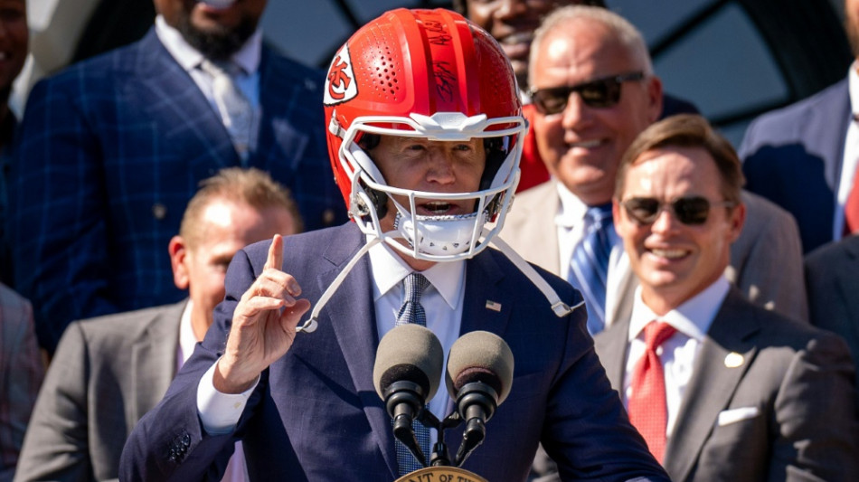 Besuch des Super-Bowl-Champions: Biden trägt Chiefs-Helm