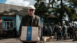 Ucranianos de un pueblo agrícola obligados a hacer filas para recibir alimentos