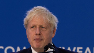 Malgré de sévères revers électoraux, Boris Johnson refuse de démissionner