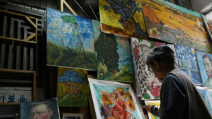 Chine: au village des copies de tableaux, de vrais artistes émergent