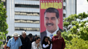 Com atas em mãos, oposição venezuelana reivindica vitória nas eleições