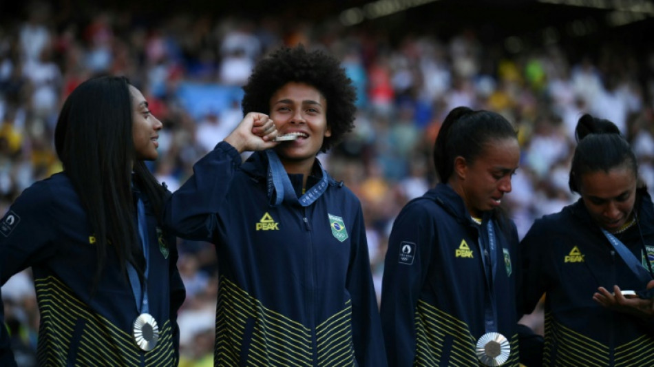 Brasil se despede de Paris-2024 com prata no futebol e bronze no vôlei feminino