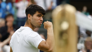 Wimbledon: Alcaraz soffre un set ma va al terzo turno