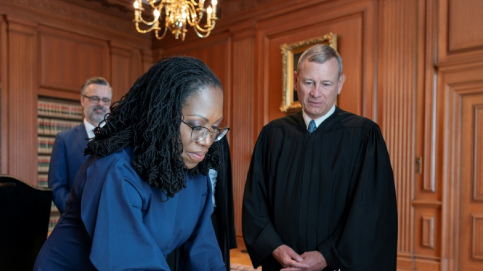 Nuevo hito en EEUU al asumir primera mujer negra en la Corte Suprema