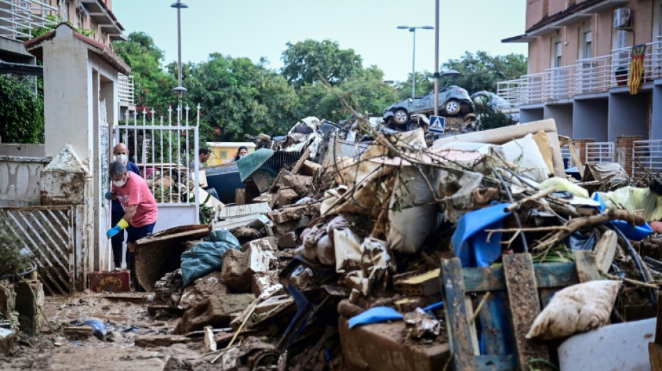 Espagne: les recherches se poursuivent, Barcelone à son tour sous des trombes d'eau