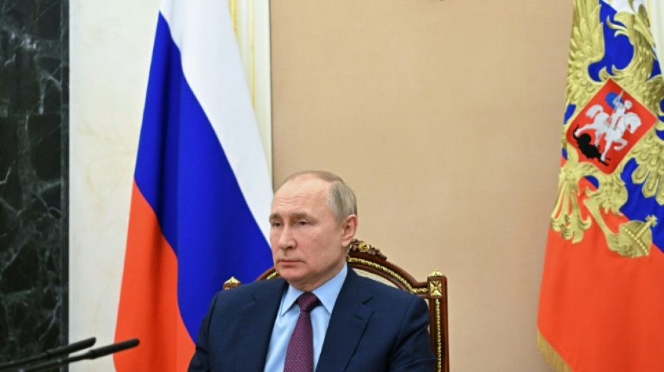 En plena crisis ucraniana, Putin solo en su mesa y en su burbuja