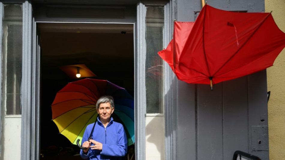 Raccommoder les parapluies, un art dans l'air du temps