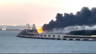 Explosión de un camión bomba destruye parte del estratégico puente de Crimea