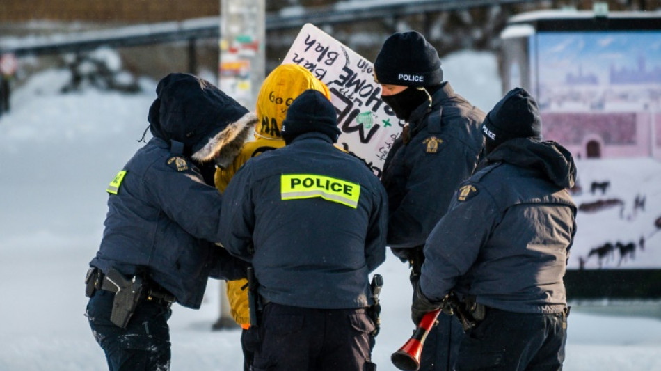 Manifestants anti-mesures sanitaires: la police intervient pour débloquer les rues d'Ottawa