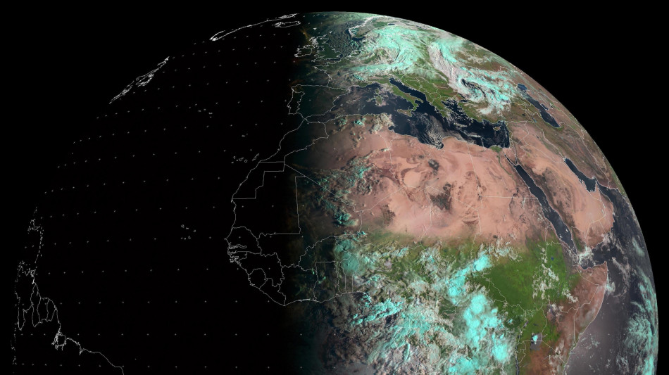 L'Iran presenta quattro nuovi satelliti e un veicolo spaziale