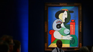 A New York, le Picasso "Femme à la montre" vendu aux enchères 139 millions de dollars