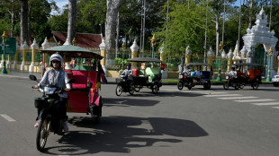 Mulheres motoristas de 'tuk tuk' no Camboja desafiam preconceitos