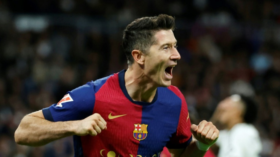 Espagne: le Barça corrige le Real à Madrid 4-0 avec un doublé de Lewandowski