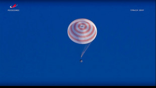 Atterrissage d'un vaisseau Soyouz après un séjour record dans l'ISS