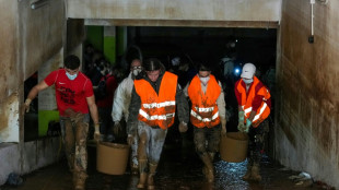 Valencia sigue buscando víctimas y limpiando a una semana de las inundaciones