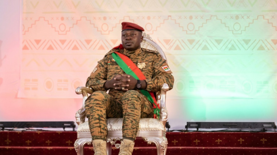 El líder de la junta de Burkina Faso acepta dimitir tras dos días de confusión