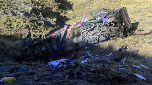 Pelo menos 26 mortos após queda de ônibus em abismo no Peru