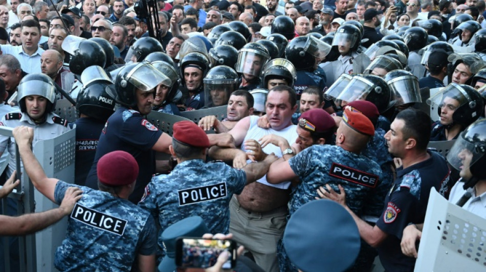 Protesto contra governo deixa dezenas de feridos na Armênia