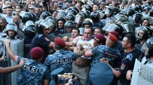 Protesto contra governo deixa dezenas de feridos na Armênia