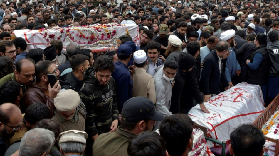 Sube a 62 el balance de muertos por el atentado contra una mezquita en Pakistán
