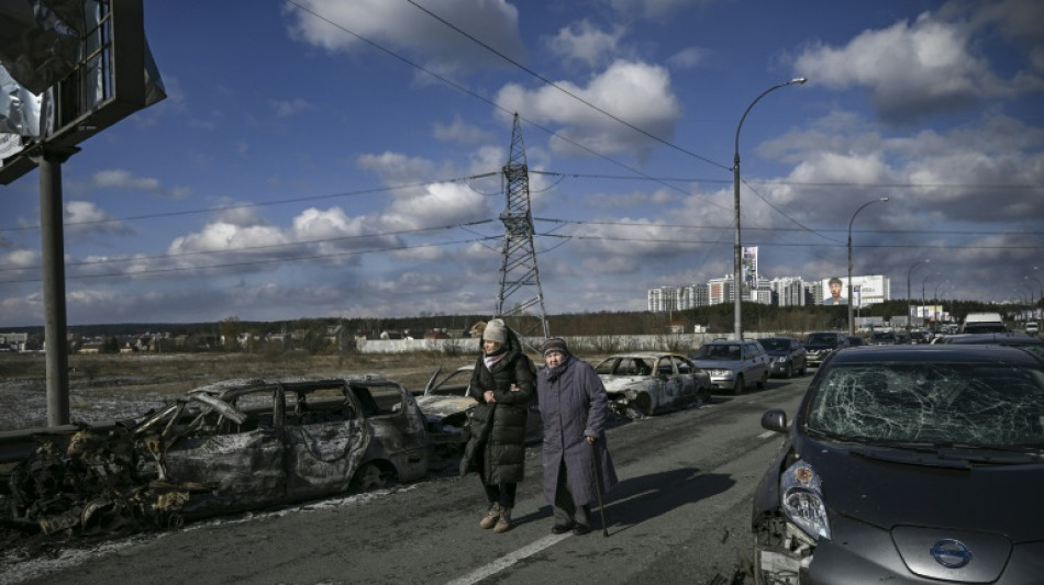 Ukraine: l'étau se resserre sur Kiev, Zelensky accuse Moscou de cibler les civils