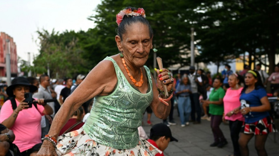 En El Salvador, bailan en las plazas al compás del nuevo ambiente de seguridad