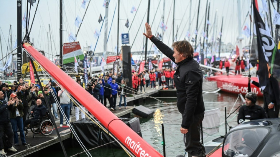 Larmes, "bravoure" et accolades: les skippers du Vendée Globe à l'heure du départ